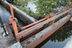 Grandes compuertas regulan el flujo de agua hacia los canales maestros. En Canal Maestro Norte aún se encuentra en servicio. El Canal Maestro Sur dejó de utilizarse hace años.