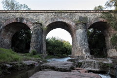 En la localidad de Saldán, el Canal Maestro Norte cruza por encima del arroyo Saldán, que a poca distancia desemboca en el Suquía. El canal realiza ese cruce mediante un acueducto elevado, construido en piedra, que se conoce como Los Arcos de Saldán.