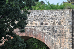 El acueducto sobre la Cañada de Molina en Villa Warcalde está construido con calicanto: piedras de la región y cal hidráulica como argamasa. Los arcos de la estructura están hechos de ladrillos.