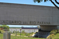 El acuario del río Paraná se encuentra en la costa del río, en plena ciudad de Rosario.