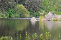 El río San Jerónimo, que nace en el embalse, desagua en el río Dolores que corre hacia el norte para terminar en el dique El Cajón, en Capilla del Monte.