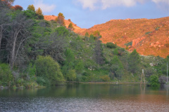 El río San Jerónimo, que nace en el embalse, desagua en el río Dolores que corre hacia el norte para terminar en el dique El Cajón, en Capilla del Monte.