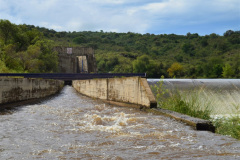 El canal de derivación de agua nace en la cresta de la presa y corre unos 60 metros a cielo abierto, por la margen derecha del río.