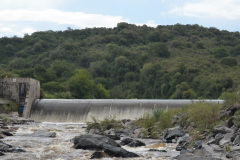El dique que deriva agua del río Yuspe tiene 50 metros de largo y unos 4 de altura. Está diseñado para que el agua del río siempre supere  la presa o azud por encima, es decir no tiene sistemas de compuertas ni válvulas.