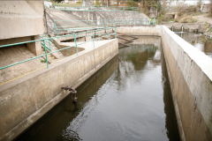 La toma de agua para la Planta Suquía se encuentra en la localidad de La Calera. El agua que emerge de la  Usina La Calera, de EPEC, es captada y entubada para dirigirse, por gravedad, a la planta, que se encuentra a unos 4 km hacia el sur.