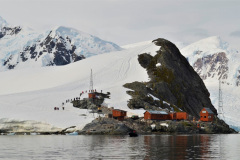La Base Brown es una estación científica argentina de verano, es decir, que no está  poblada durante todo el año. Se ubica en las costas del Estrecho de Gerlache, al oeste de la Península Antártica.