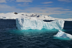El continente antártico se encuentra cubierto por una gruesa capa de hielo, que llega a tener unos 3 kilómetros de espesor. En ciertas zonas, esa capa se desliza lentamente por su propio peso hasta el mar, y forma grandes barreras de hielo flotantes, las llamadas barreras,. Como por ejemplo, la barrera de Larsen, en la zona de contacto del este de la  Península Antártica con el mar de Weddel,  A su vez de esas barreras se desprenden grandes témpanos, que tienen su mayor parte bajo el agua.