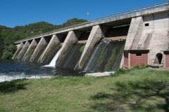 El murallón del dique nivelador Boca del Río, sobre el Río de los Sauces, en Traslasierra. Se accede desde la localidad de Las Tapías, o bien desde Villa Dolores.