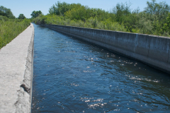 El canal más moderno se utiliza para riego de los campos agrícolas de la zona. Fue inaugurado en 2011; se halla construido en hormigón por encima del nivel del suelo y unifica la traza de varios canales anteriores.
