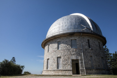 La cúpula principal de la Estación Astrofísica de Bosque Alegre es un gran cilindro de piedra de unos 20 metros de diámetro. El domo giratorio propiamente dicho es metálico y pesa alrededor de 70 toneladas.