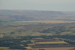 Desde lo alto de los cerros se puede ver la estructura de la cadena serrana, así como los asentamientos humanos en la distancia. En la foto, el poblado turístico de Sierra de la Ventana.