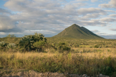 El volcán Ciénaga en la Pampa de Pocho, ubicado a la  vera de la ruta provincial 28.