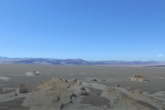 El Campo de Piedra Pómez blanca se encuentra al pie de un cordón montañoso que incluye al volcán Robledo, el origen de la erupción. Y se extiende sobre una llanura conocida como Carachi Pampa.  En esa llanura, apenas a 10 km de distancia,  se encuentra otro volcán, llamado precisamente Carachi Pampa. Sin embargo, las lavas de ese volcán son oscuras y no pueden confundirse con las blancas eyectadas por el Robledo.