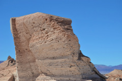 La Piedra Pómez es una roca ígnea volcánica, es decir solidificada en superficie.  En erupciones explosivas,  se forma de las lavas expulsadas inicialmente, que suelen tener gran cantidad de gases . Por ello resulta una roca muy porosa, y por ello, liviana. Hay Piedra Pómez de colores variados, entre el blanco y el negro, dependiendo de su composición química.