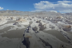 El Campo de Piedra Pómez blanca se encuentra al pie de un cordón montañoso que incluye al volcán Robledo, el origen de la erupción. Y se extiende sobre una llanura conocida como Carachi Pampa.  En esa llanura, a apenas 10 km de distancia,  se encuentra otro volcán, llamado precisamente Carachi Pampa. Sin embargo, las lavas de ese volcán son oscuras y no pueden confundirse con las blancas eyectadas por el Robledo.