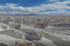 La Piedra Pómez proviene de magmas "espumosos", con gran cantidad de gases. Su densidad es menor a uno, por lo que flota en el agua. Su composición química incluye más del 60% de dióxido de silicio, el mismo mineral que compone el cuarzo.