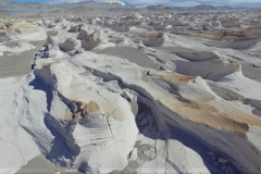 Visto desde el aire, el Campo de Piedra Pómez blanca parece ser un mar de olas sólidas y espumosas.