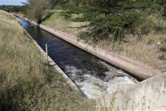 El ingreso de agua al canal Los Molinos-Córdoba es regulado por una casilla de compuertas, que se encuentra a pocos metros del azud derivador. Inicialmente el  canal circula por terrenos militares del ex grupo de Artillería 141 de José de la Quintana, hoy abandonado.