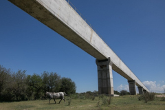 En su trayecto hacia el norte, el canal Los Molinos Córdoba debe sortear un obstáculo natural: el río Anisacate.  Los hace mediante un puente -canal de casi dos kilómetros de longitud, inaugurado en 2017.