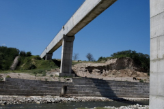 El puente-canal constituye un verdadero cruce fluvial a distinto nivel. Por encima, a unos 16 metros de altura sobre el cauce, cruza el canal. El río Anisacate confluye aguas abajo de este cruce con el río Los Molinos, de donde toma agua el canal, formando el río Xanaes o segundo.
