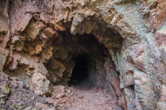 La boca de uno de los túneles, que se hallan en completa oscuridad. Están habitados por murciélagos que se alimentan de sangre, por eso se dice que son "hematófagos". Pertenecen a la especie Desmodus rotundus,  aunque vulgarmente se los conoce como vampiros.