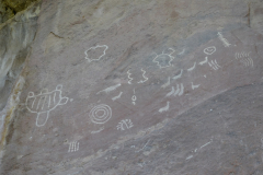 Las pinturas rupestres se distribuyen principalmente en aleros de los tres principales cerros: Colorado, Intihuasi y Veladero.