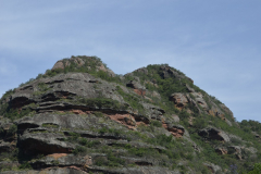 El Cerro Colorado, visto desde la Casa Museo de Atahualpa Yupanqui. Las rocas que lo forman son principalmente Areniscas Rojas. Se trata de rocas sedimentarias, es decir aquellas formadas por la erosión de rocas pre-existentes  por el viento y el agua, y su posterior sedimentación y consolidación-