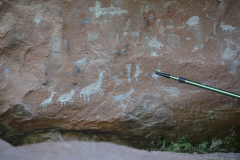 En los aleros del Cerro Intihuasi se encuentra una gran riqueza de pinturas rupestres, que reflejan la vida cotidiana y creencias de los pueblos originarios de la zona.