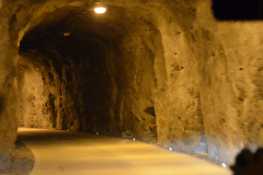 Para acceder a la caverna donde se halla la central, debe recorrerse un tunel de 2 km de longitud, en forma de espiral.