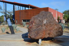 El mayor de los meteoritos encontrados en Campo del Cielo se llama "El Chaco" y pesa unas 37 toneladas.  Son meteoritos metálicos, compuestos principalmente por hierro y níquel.