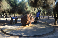 En el parque están expuestos los principales fragmentos. Se cree que todos formaban parte de un único cuerpo mucho mayor, que se fragmentó al entrar en la atmósfera de la Tierra.