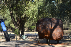 En el parque están expuestos los principales fragmentos. Se cree que todos formaban parte de un único cuerpo mucho mayor, que se fragmentó al entrar en la atmósfera de la Tierra.