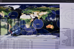 Desde la sala de control del Centro Espacial Teófilo Tabanera de CONAE se monitorea el paso de diferentes satélites artificiales.
