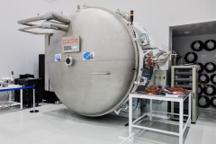 Entre las muchas instalaciones para testeo de materiales y componentes, la CONAE cuenta con una cámara para ensayos en frío, que simula las condiciones meteorológicas del espacio exterior.