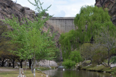 Vista del río Dolores y del murallón de El Cajón desde aguas abajo del mismo. El dique fue inaugurado en  1993 y tiene unos 80 metros de longitud.