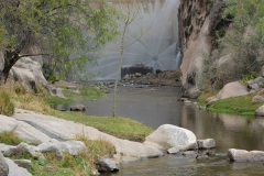 Durante la mayor parte del tiempo, el río Dolores emerge de El Cajón a través de una válvula, abierta parcialmente. Si la cantidad de agua que sale por la misma es igual al caudal que el río aporta al embalse, el nivel de este último se mantiene constante.