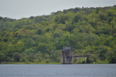 La torre que controla la toma de agua para la usina Los Molinos II de EPEC, que se encuentra  cerca de la localidad de Los Molinos, aguas abajo.