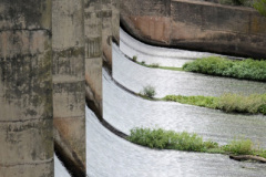 El agua emerge por el vertedero del dique La Quintana como una delgada película, alimentando el río Los Molinos. Al confluir con el Anisacate, forma el río Xanaes o Segundo.