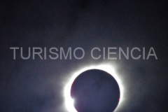 Al terminar la fase total, el disco solar emerge nuevamente detrás de la Luna, por su parte oeste. En la foto, el Sol comienza a emerger, a la izquierda.
