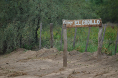 Se puede llegar a El Cadillo desde el Sur de Villa Dolores, recorriendo unos 30 km por camino de tierra, que en días lluviosos se vuelve intransitable. O se puede acceder desde la ruta nacional 79 . Allí, en el límite entre San Luis y La Rioja, un camino también de tierra de 7 km permite acceder a este singular paraje.