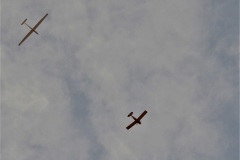 Sobre los cielos de FADEA es frecuente ver el vuelo de distintas aeronaves. El día de nuestra visita, un avión remolcaba un planeador en ascenso. Se trata de vuelos de entrenamiento de la Escuela de Aviación Militar, vecina de FADEA.