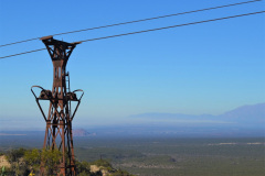 Las torres del cablecarril son características del paisaje de Chilecito y sus alrededores.