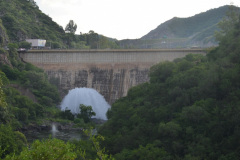 El dique actual se inauguró en 1944. Está construido en hormigón. El lago es alimentado por el ríos San Antonio y Cosquín, los arroyos Los Chorrillos y Las Mojarras. Todos ellos provienen de las Sierras Grandes. EL agua del algo San Roque desagua a través del río Suquía. En épocas en que el nivel del lago es bajo, el Suquía solo es alimentado por el agua  que emerge de la central hidroeléctrica San Roque, varios kilómetros más abajo. Cuando el nivel es elevado, el agua es evacuada por el vertedero, conocido como "embudo", o por las válvulas de descarga conocidas como "cola de novia". En esos casos, el Suquía nace en el propio paredón del dique San Roque.