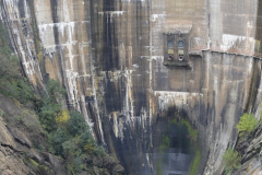 El murallón del dique La Viña tiene 105 metros de altura y es de hormigón. Es un dique de arco. Se sostiene por el empuje del agua, que es transmitido a la roca de las laderas.