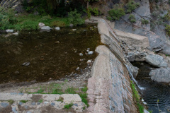 A pocos metros de recorrido, se llega a un pequeño azud, en el cual se toma el agua del río para su procesamiento y uso en Capilla del monte. por eso la zona se denomina La Toma.