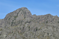 Una de las cumbres más destacadas de Los Gigantes, aunque no la más elevada, es el Cerro de la Cruz. Se trata de un enorme promontorio de granito.