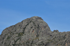 Una de las cumbres más destacadas de Los Gigantes, aunque no la más elevada, es el Cerro de la Cruz. Se trata de un enorme promontorio de granito.
