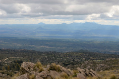 Desde la ladera occidental de Los Gigantes la vista se abre al valle de Traslasierra. Y más allá, se alcanzan a ver los volcanes de las Sierras de Pocho.