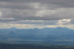 Desde la ladera occidental de Los Gigantes la vista se abre al valle de Traslasierra. Y más allá, se alcanzan a ver los volcanes de las Sierras de Pocho.