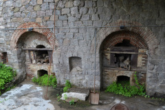 En los tres hornos principales, a nivel del suelo trabajan los foguistas, que mantenían el fuego ardiendo para calcinar la piedra caliza en los hornos. Se trabajaba en forma continua, en tres turnos de 8 horas por día.